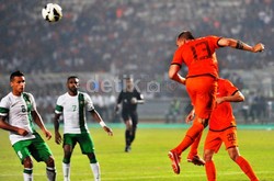 John Heitinga membuang bola yang mengarah ke pertahanan Belanda. Mohammad Resha Pratama/detikFoto.