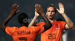 Siem de Jong merayakan gol yang dibuatnya bersama Ruben Schaken. Agung Pambudhy/detikFoto.