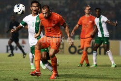 John Heitinga yang masuk di menit ke-46 menggantikan Erik Pieters menghalau bola dengan tandukannya. Agung Pambudhy/detikFoto.