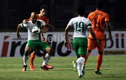Sergio van Dijk berusaha melewati pengawalan ketat dari pemain Belanda. Agung Pambudhy/detikFoto.
