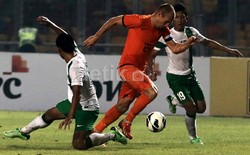 Arjen Robben melewati dua pemain Indonesia. Agung Pambudhy/detikFoto.