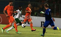 Boaz Solossa melakukan serangan ke pertahanan Belanda. Agung Pambudhy/detikFoto.
