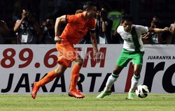 Robin van Persie mendapat pengawalan ketat dari Ricardo Salampessy. Agung Pambudhy/detikFoto.