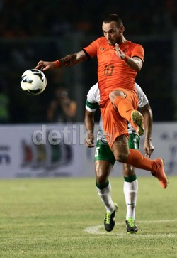 Wesley Sneijder berusaha mengontrol bola. Agung Pambudhy/detikFoto.