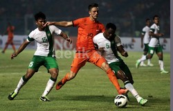 Ricky van Wolfswinkel (tengah) berusaha melewati Victor Igbonefo (kanan). Agung Pambudhy/detikFoto.