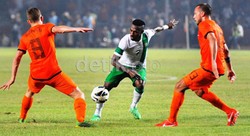 Kapten Indonesia, Boaz Solossa, sepanjang laga nyaris tak menciptakan peluang karena selalu ditempel ketat bek-bek Belanda. Mohammad Resha Pratama/detikFoto.