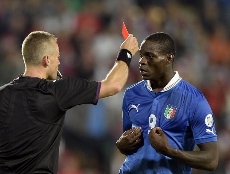Dikartu Merah, Balotelli Dibela Buffon