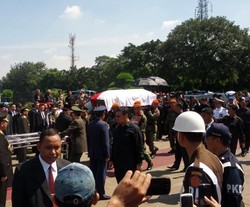 Tembakan Salvo Antar Taufiq Kiemas ke Peristirahatan Terakhir