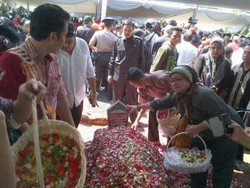 Karangan Bunga dari Mega di Pusara Suami Tercinta