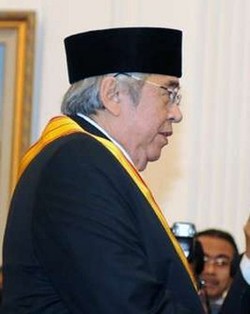 Kisah Taufiq Kiemas dan Kopiah Miring