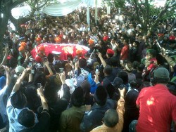 Upacara Pemakaman Dimulai, Riwayat Hidup Taufiq Dibacakan