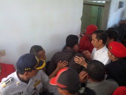 Usai Pemakaman Taufiq, Puluhan Warga Berebut Foto dengan Jokowi