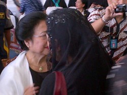 Setia Dampingi Jenazah Taufiq, Puan dan Mega Terus Teteskan Air Mata