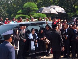 SBY Dampingi Mega Sambut Jenazah Taufiq di TMP Kalibata