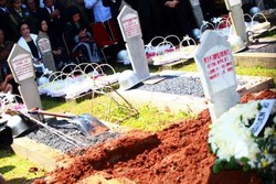 Copet Beraksi Saat Pemakaman Taufiq Kiemas di Kalibata