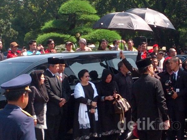 SBY Dampingi Mega Sambut Jenazah Taufiq di TMP Kalibata