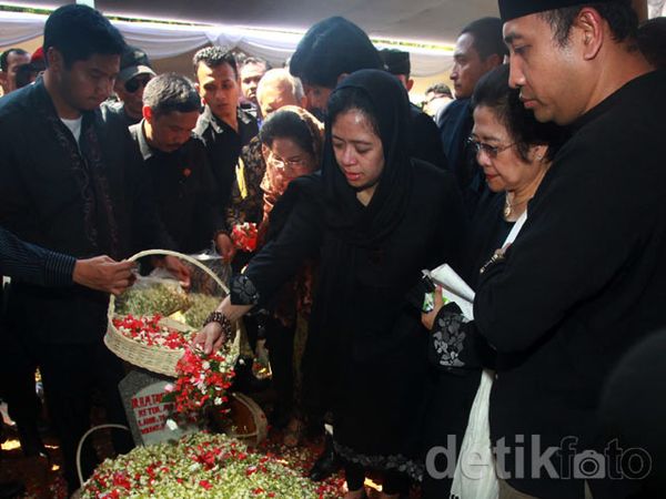 Jenazah Taufiq Kiemas Dimakamkan di TMP Kalibata