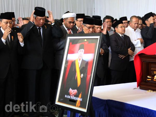 Presiden SBY Sholatkan Jenazah Taufiq Kiemas