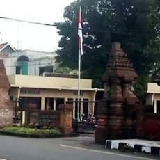 Bendera di Mapolresta dan Kantor PDIP Mojokerto Belum Setengah Tiang
