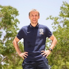 Phil Neville Gantung Sepatu