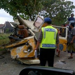 VW Combi Ditabrak Mobil Boks di Pati, 4 Orang Tewas