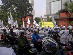 Massa FPI Demo di Polda Metro Jaya, Lalin Semanggi-Blok M Macet