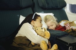 5 Trik Ampuh Agar Anak Bisa Tidur Saat Traveling Jauh