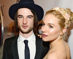 Foto: 6 Seleb Pamer Kemesraan di Karpet Merah Tony Awards