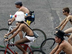 Demo Pengendara Ugal-ugalan, Ribuan Pesepeda Telanjang