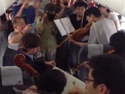 Unik! Penumpang Gelar Konser Orkestra di Dalam Pesawat