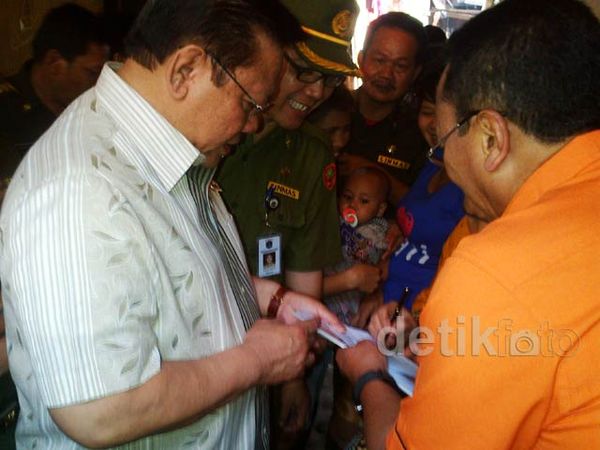 Agung Laksono Bagikan Kartu Perlindungan Sosial
