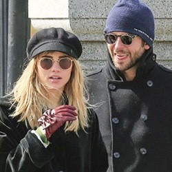 Bradley Cooper Campakan Kekasih lewat SMS?