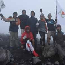 Instanusantara Bergaya Paling Indonesia di Puncak Mahameru