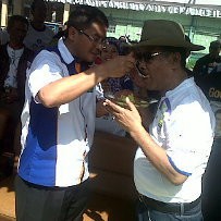 Berkostum Persib, Umuh Bersemangat Jadi Jurkam Erwan