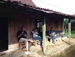 Gita Wirjawan Menginap di Rumah Petani Miskin