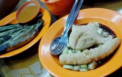 Pempek Gaby: Gurih Semerbak Pempek Kapal Selam Plus Otak-otak