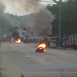 Warga Poso Masih Blokir Jalan Hingga Dini Hari
