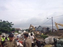 Sempat Ricuh dengan Warga, Petugas Bongkar Puluhan Rumah di Kembangan