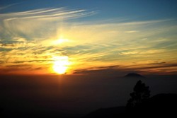 Golden Sunrise di Sikunir dan Silver Sunrise di Candi Arjuna