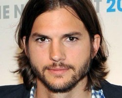 Ashton Kutcher Kaget Tubuhnya Diraba-raba oleh Fans 