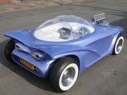 Cosmotron, Sasis dari BMW Z3, Bodi dari Sampah