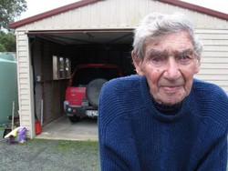 Kakek 105 Tahun, Belum Mau Berhenti Nyetir