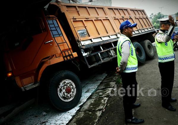 Truk Pasir Seruduk Toko Mebel