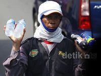 Abaikan Keselamatan, Pedagang Jualan di Tol