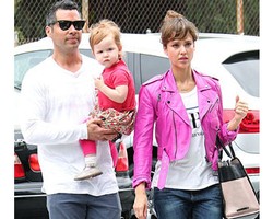 Ingin Tampil Kasual Namun Keren? Simak Gaya 10 Pasangan Seleb Ini