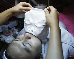 Pria-pria di Filipina Kecanduan Perawatan Facial Whitening dan Anti Penuaan