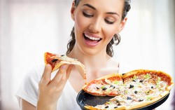 Mana yang Benar, Makan Pizza Pakai Tangan atau Garpu dan Pisau?