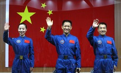 Wanita Cantik Siap Terbangkan Pesawat Luar Angkasa China Shenzhou-X 
