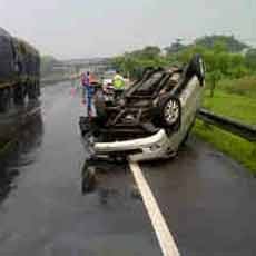 Waspada Innova Terbalik di Km 12.200 Tol Gresik