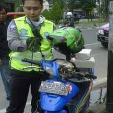 Polisi Menduga Biker Kejatuhan Batu dari Lantai 3 Pembangunan Keramik